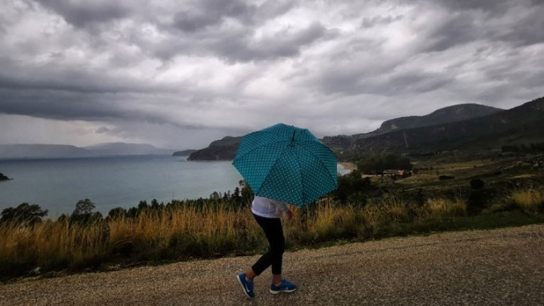 Καιρός: Τοπικές βροχές και μικρή πτώση της θερμοκρασίας