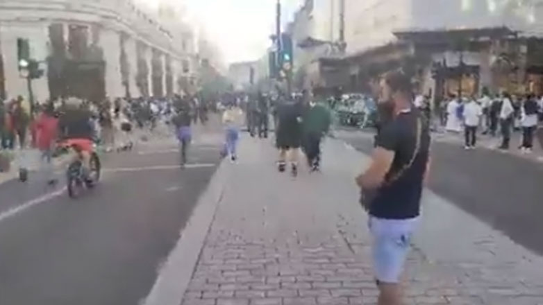 Λονδίνο: Ένταση και επεισόδια στην Όξφορντ Στριτ έπειτα από πρόσκληση για μαζική λεηλασία καταστήματος στο TikTok