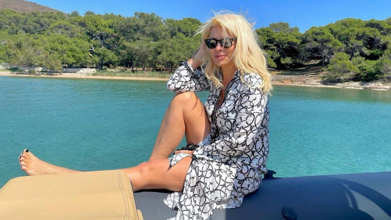 Ελένη Μενεγάκη: Με τον Μάκη Παντζόπουλο και τα παιδιά της στο Μεγανήσι