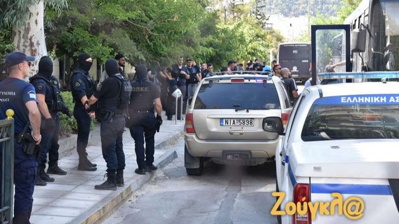 Απολογία Κροατών χούλιγκαν: Μικροένταση έξω από την Ευελπίδων – Πέταξαν μπουκάλια σε αστυνομικούς