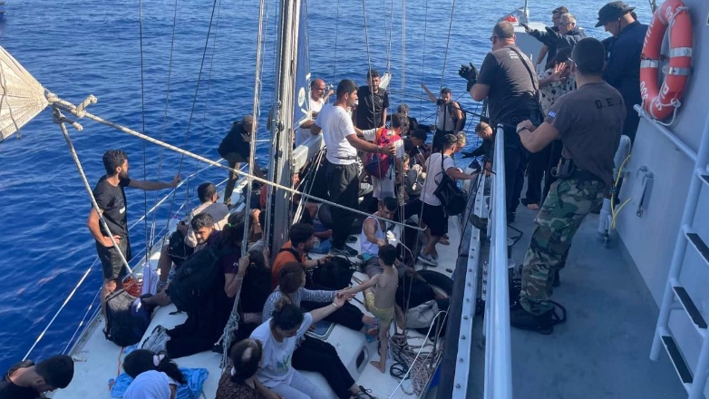 Αποβιβάστηκαν στο Κατάκολο οι 60 μετανάστες του ιστιοφόρου που εντοπίστηκε ανοικτά της Πύλου