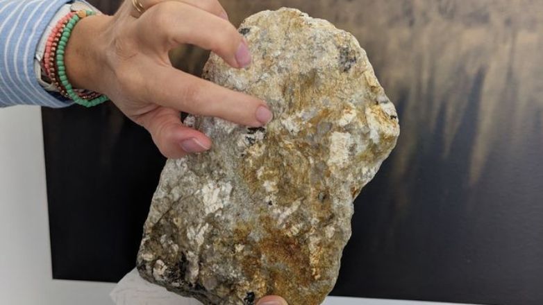 Ένα στρώμα σποδουμενίου εντός του βράχου που η Savannah Resources σκοπεύει να εξορύξει