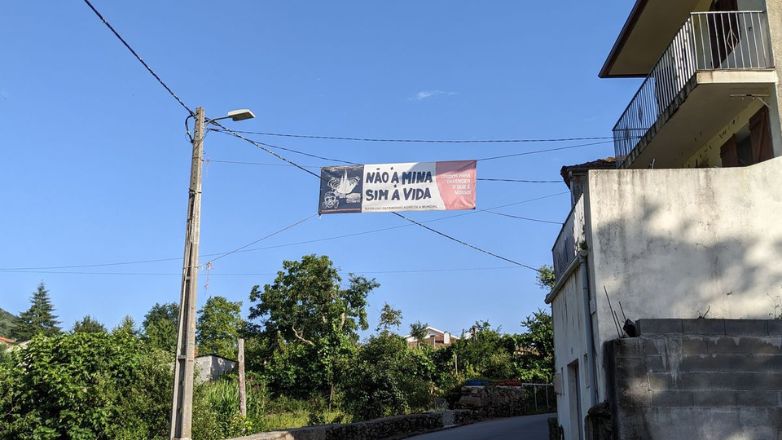 Οι ντόπιοι χωρικοί διαμαρτύρονται για το άνοιγμα του ορυχείου.