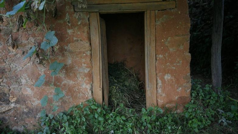 Νεπάλ: Ανάγκασαν έφηβη να μείνει σε καλύβα γιατί είχε έμμηνο ρύση και την σκότωσε φίδι