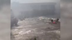 Χαβάη: Σοκαριστικό βίντεο με ανθρώπους να ρίχνονται στη θάλασσα για να σωθούν από τις φλόγες