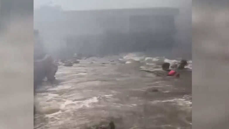 Χαβάη: Σοκαριστικό βίντεο με ανθρώπους να ρίχνονται στη θάλασσα για να σωθούν από τις φλόγες