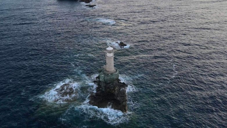 Εναέρια πλάνα από τον μοναδικό φάρο στην Ευρώπη που είναι χτισμένος πάνω σε βράχο μέσα στη θάλασσα