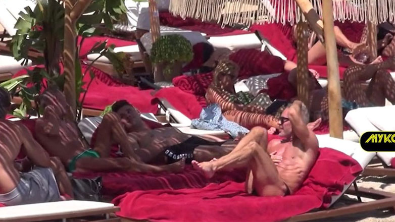 Οι Dsquared2 στη Μύκονο – Ακόμα και στην ξαπλώστρα έκαναν ασκήσεις γυμναστικής