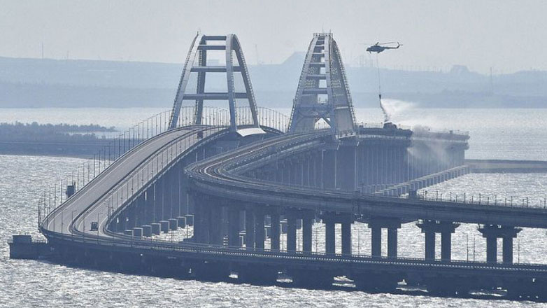Η Ρωσία απειλεί με αντίποινα την Ουκρανία για την επίθεση στη γέφυρα της Κριμαίας