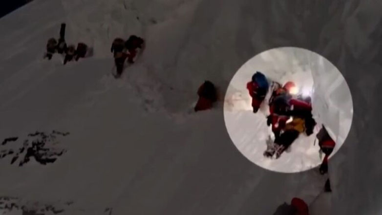 Σοκαριστικό βίντεο από βουνό στο Πακιστάν: Ορειβάτες προσπερνούν ετοιμοθάνατο αχθοφόρο για να… σπάσουν ρεκόρ