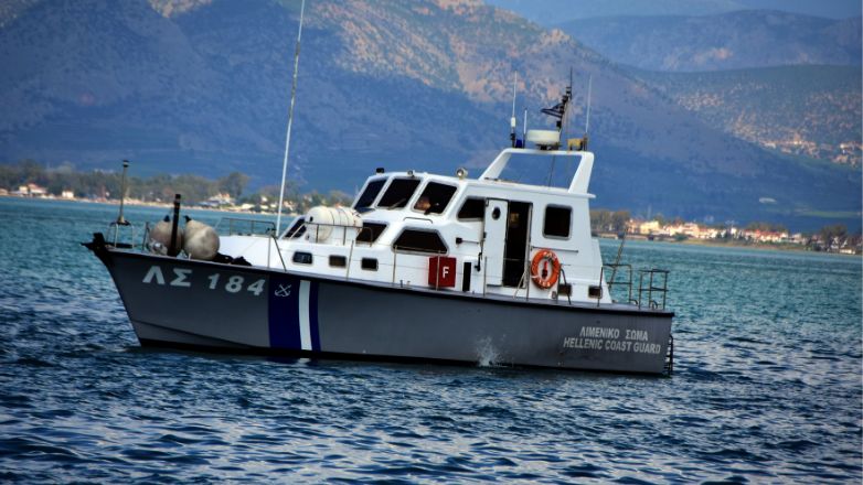 Φωτιά σε ταχύπλοο κοντά στη Μακρόνησο – Σώοι οι δύο επιβαίνοντες