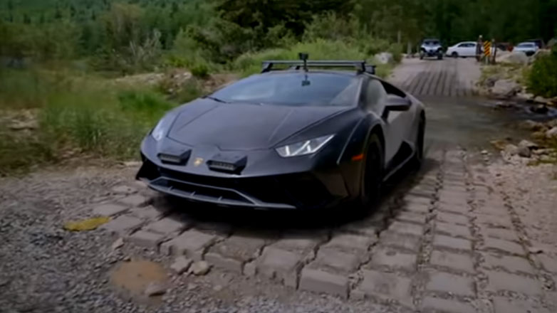 Μάγκας ή ιερόσυλος; Αγόρασε Lamborghini Sterrato και την πήγε κατευθείαν στα χωράφια