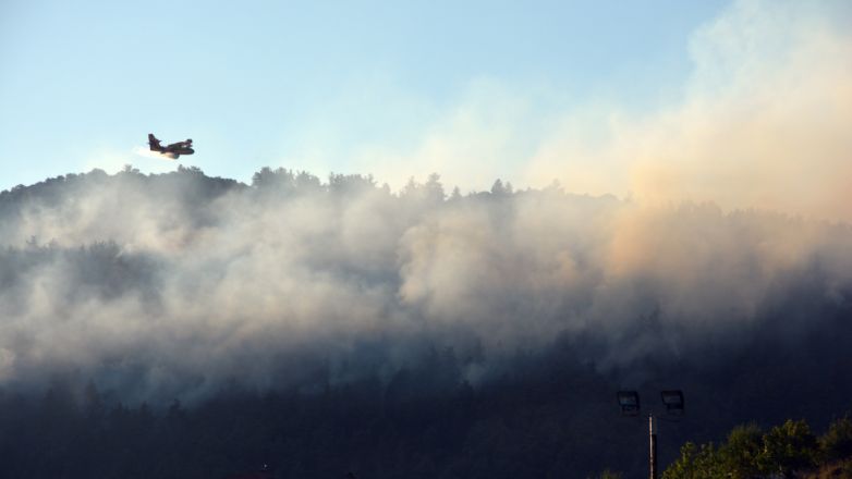 Φωτιά στον Ασπρόπυργο – Επιχειρούν επίγειες και εναέριες δυνάμεις