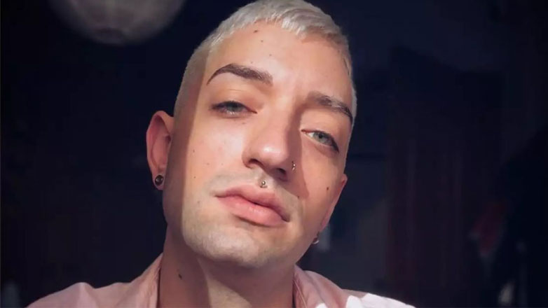 Ο Γιάννης Κατινάκης καταγγέλλει ομοφοβική επίθεση στο κέντρο της Αθήνας – «Αποφάσισε και να με φτύσει»