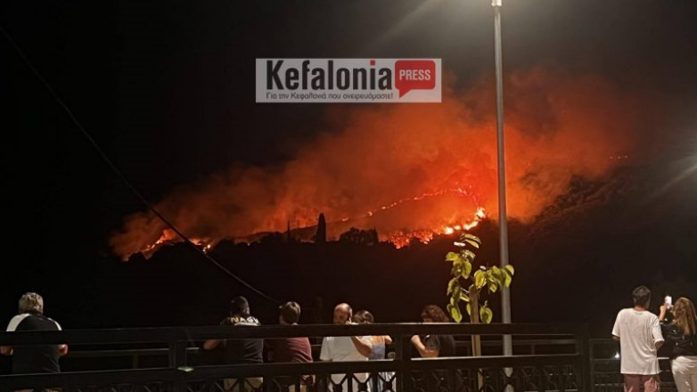 Φωτιά στην Κεφαλονιά – Ενισχύθηκαν οι δυνάμεις της πυροσβεστικής