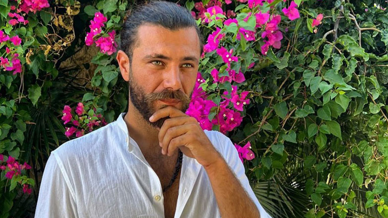 Νίκος Μπάρτζης: Έτσι απαντά στους εχθρούς του – «Εν απουσία μου επιτρέπω και να με δείρουν»