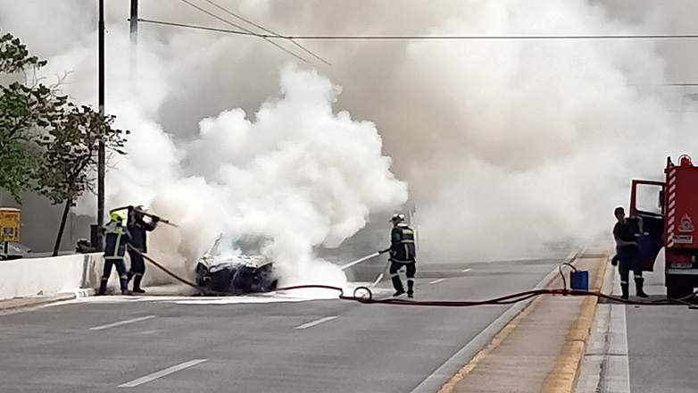 Αυτοκίνητο κάηκε ολοσχερώς εν κινήσει έξω από τη Θεσσαλονίκη