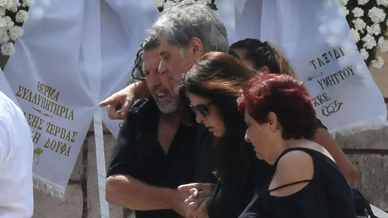 Οδυσσέας Σταμούλης: Το τελευταίο αντίο στον 11χρονο γιο του – Συντετριμμένος ο ηθοποιός και η μητέρα του παιδιού