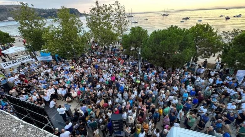 Πλήθος κόσμου στη συγκέντρωση για την απελευθέρωση του Φρέντη Μπελέρη στη Χειμάρρα