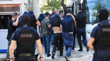 Ξεκίνησαν οι μεταγωγές των κρατουμένων για τα αιματηρά επεισόδια στη Νέα Φιλαδέλφεια