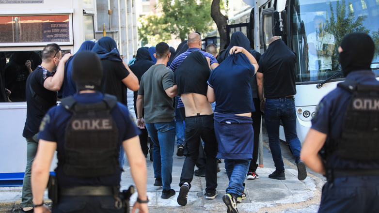 Ξεκίνησαν οι μεταγωγές των κρατουμένων για τα αιματηρά επεισόδια στη Νέα Φιλαδέλφεια