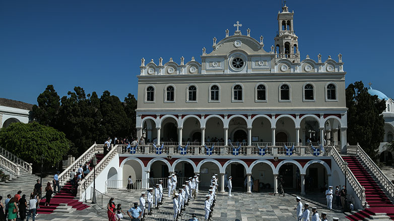 Τήνος: Ολοκληρώθηκε η Αρχιερατική Θεία Λειτουργία στο νησί της Μεγαλόχαρης
