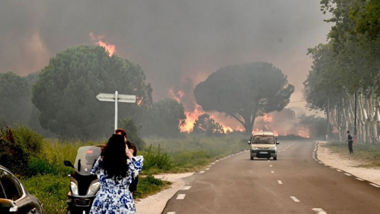 Πυρκαγιά μαίνεται στη νότια Γαλλία, εσπευσμένη απομάκρυνση 3.000 παραθεριστών και κατοίκων
