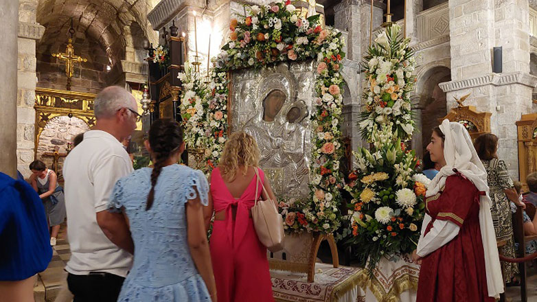 Ι.Ν. Παναγίας Εκατονταπυλιανής -Πάρος: Συγκίνηση και κατάνυξη στο προσκύνημα