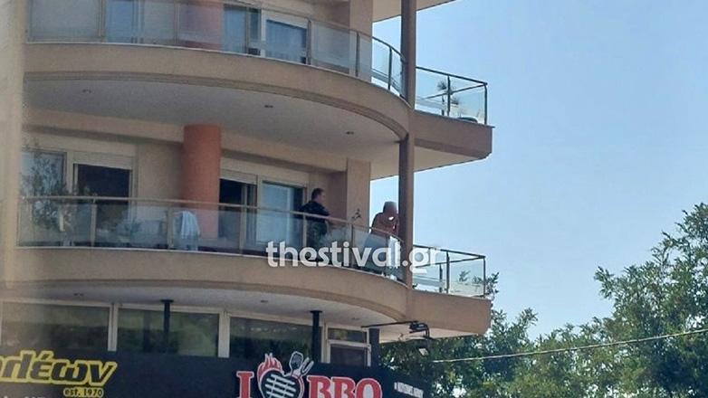Θεσσαλονίκη: Μεθυσμένος άνδρας βγήκε οπλισμένος στο μπαλκόνι