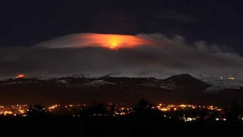 «Βρυχάται» η Αίτνα – Ένα βήμα πριν την κατάσταση συναγερμού