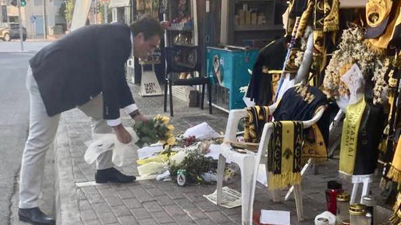 Λουλούδια στη μνήμη του αδικοχαμένου Μιχάλη από τον Μ. Σχοινά