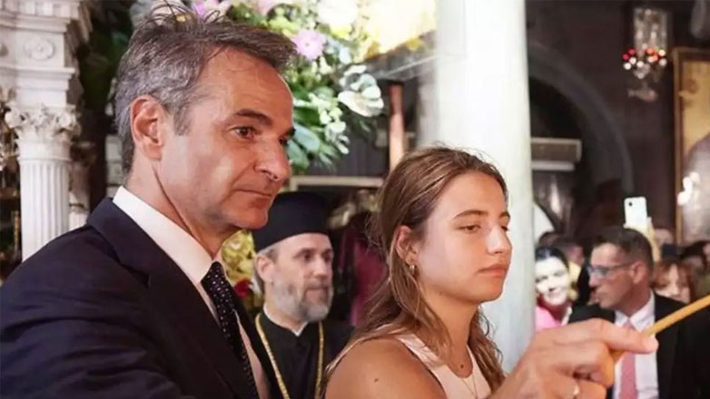 Κυριάκος Μητσοτάκης: Στην Τήνο με την 20χρονη κόρη του, Δάφνη στην εκκλησία της Παναγίας