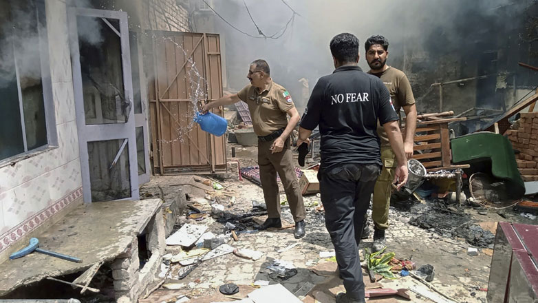 Πακιστάν: Επίθεση μουσουλμάνων σε χριστιανική κοινότητα – Βανδάλισαν εκκλησίες, έκαψαν σπίτια