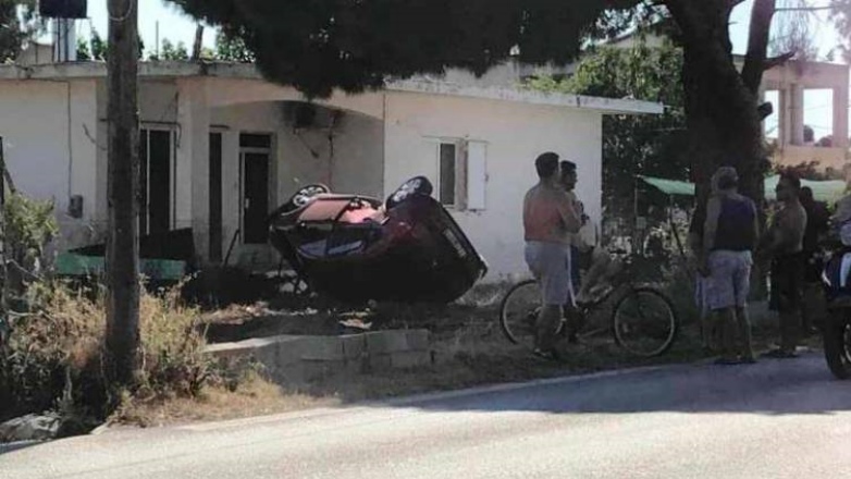 Αχαΐα: «Τρελή» πορεία ΙΧ που κατέληξε σε αυλή σπιτιού