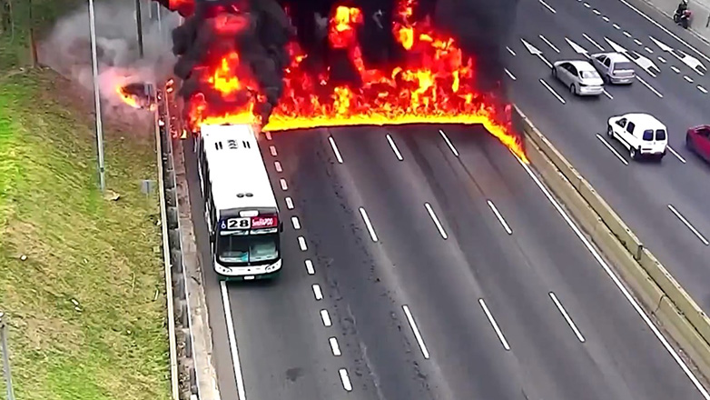 Αργεντινή: Λεωφορείο άρπαξε φωτιά εν κινήσει – Οι επιβάτες έτρεχαν να σωθούν
