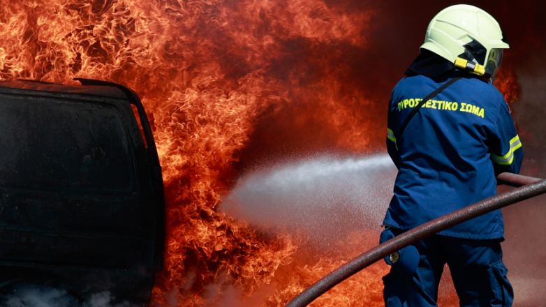 Φωτιά σε χώρο στάθμευσης οχημάτων στον Ασπρόπυργο – Αναφορές για εκρήξεις