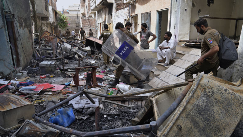 Πακιστάν: Ένοπλοι φρουρούν χριστιανικό οικισμό μετά τη βίαιη επίθεση από μουσουλμάνους