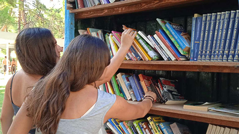 Καλαμαριά: Το κουφάρι μιας εγκαταλελειμμένης βάρκας «μεταμορφώθηκε» σε βιβλιοθήκη