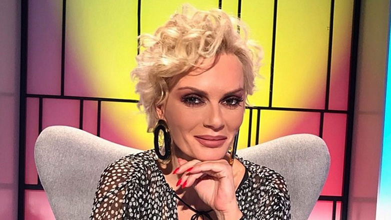 Έλενα Χριστοπούλου: Χωρίς ίχνος ρετούς και μακιγιάζ στις νέες τις φωτογραφίες με μαγιό