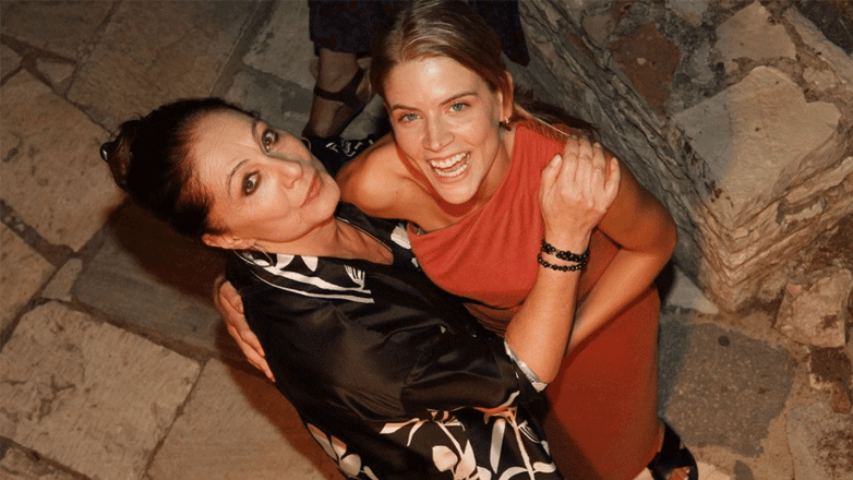 Η Φιλαρέτη Κομνηνού ανήρτησε φωτογραφία της εγκυμονούσας Δανάης Μιχαλάκη: «Θα γίνω γιαγιά»