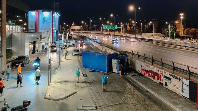 Ανετράπη φορτηγό σε παράδρομο της λεωφόρου Κηφισού – Αποκαταστάθηκε η κυκλοφορία