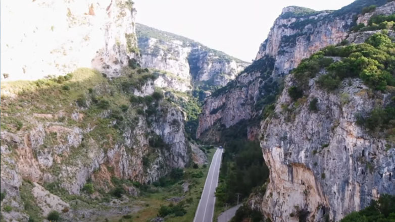 Εναέρια ξενάγηση μέσα από το φαράγγι της Κλεισούρας