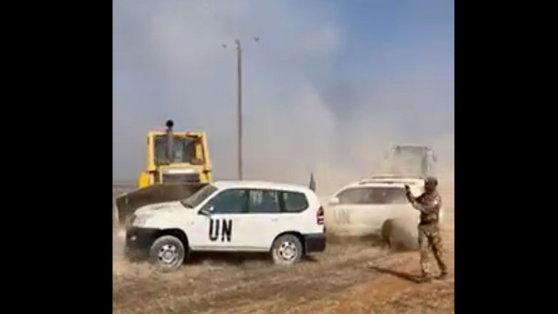 Κύπρος: Η στιγμή που οι μπουλντόζες των Τουρκοκύπριων σπρώχνουν τα οχήματα του ΟΗΕ – Επικοινωνία Μητσοτάκη-Χριστοδουλίδη