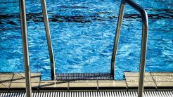 Χαλκιδική: Η 8χρονη που πνίγηκε στην πισίνα δεν πήγε ποτέ για φαγητό στην τραπεζαρία – Την αναζήτησε η αδερφή της και όχι οι υπεύθυνοι