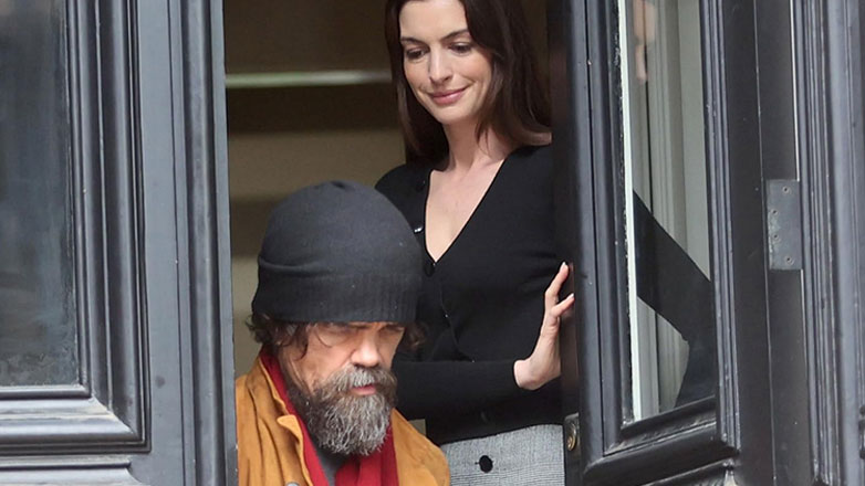 «She Came to Me»: Ο Πίτερ Ντίνκλατζ σε ερωτικό τρίγωνο με τις Αν Χάθαγουεϊ και Μαρίσα Τομέι