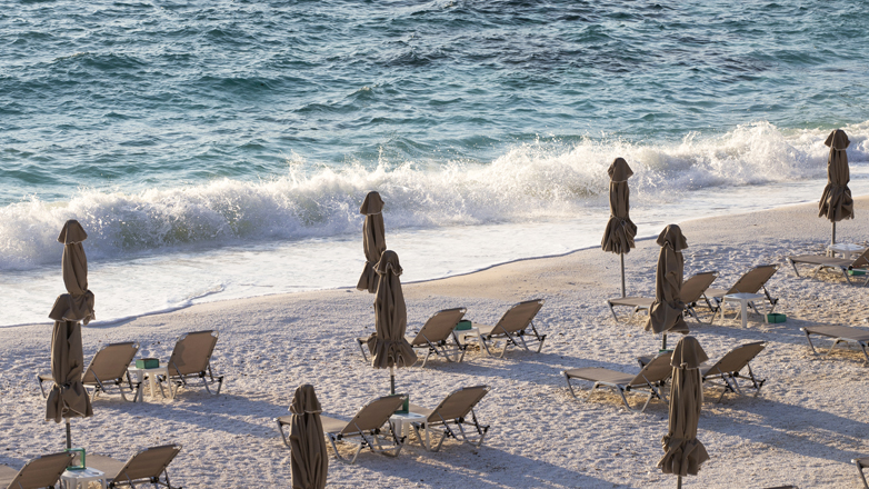 Βeach bar στη Ρόδο κατέλαβαν με ξαπλώστρες παραλία που υπάρχει προστατευόμενος αρχαιολογικός χώρος