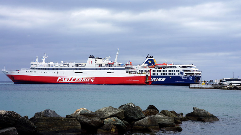 Μηχανική βλάβη στο Fast Ferries andros