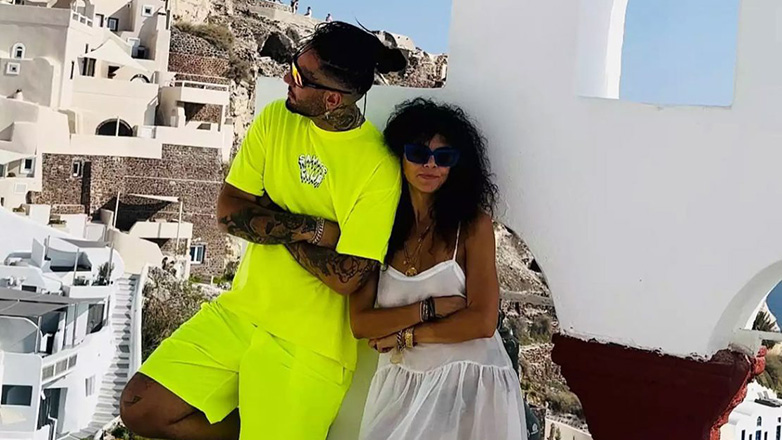 Mente Fuerte: Τρυφερές στιγμές με την Μαρία Σολωμού στις διακοπές τους στη Σαντορίνη