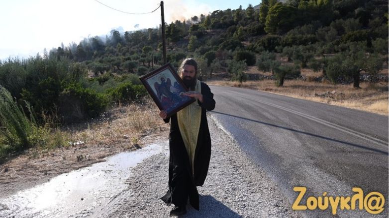 Ιερέας στην Βοιωτία «ξορκίζει» την πυρκαγιά κάνοντας περιφορά εικόνας