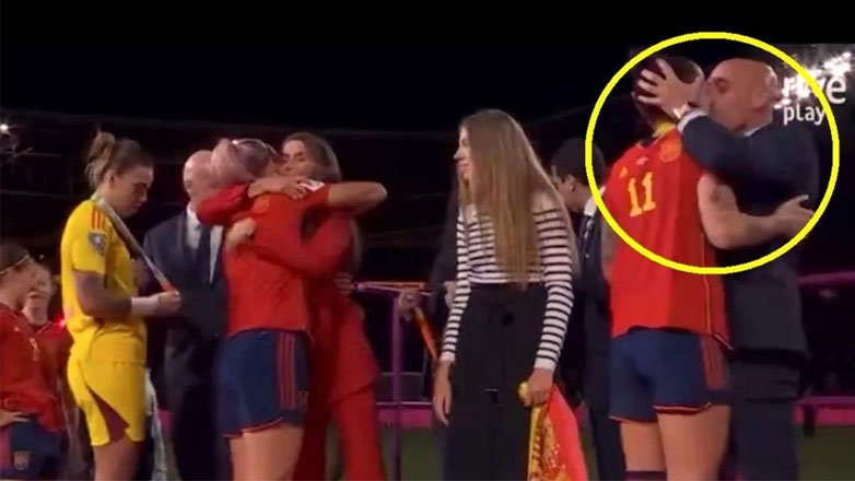 Παγκόσμιο Κύπελλο Γυναικών: To φιλί του πρόεδρου της Ισπανικής Ομοσπονδίας σε παίκτρια που προκάλεσε αντιδράσεις